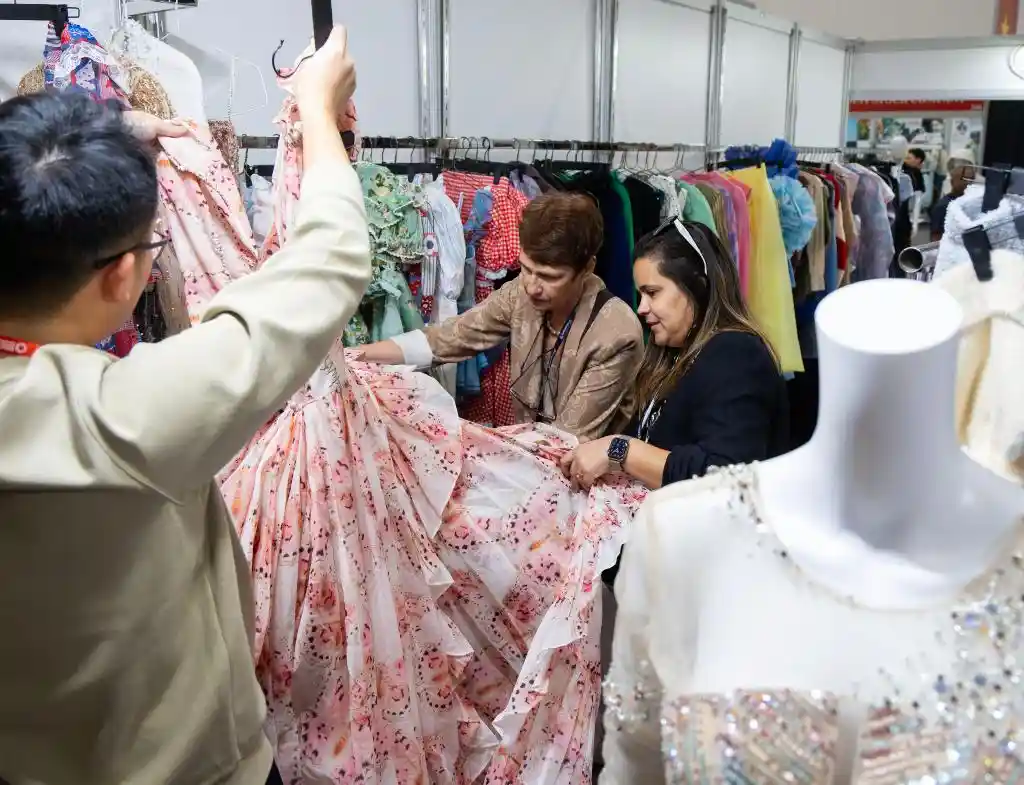 中国时尚力量闪耀加拿大纺织采购展