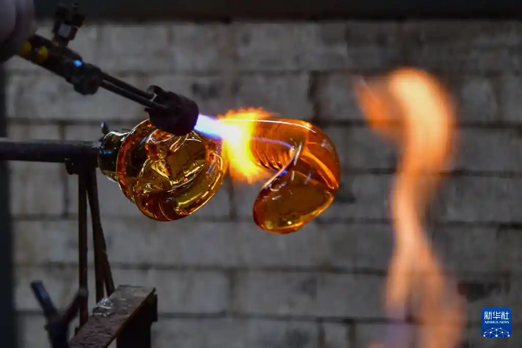 蛇年琉璃焕新彩，博山创意引热潮