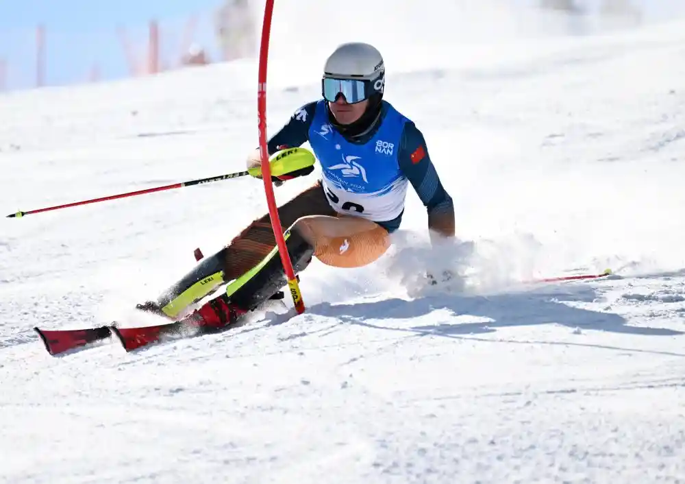 追光·冰雪新纪元：冬博会黑科技装备引爆未来玩法