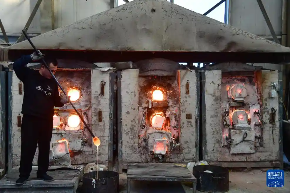 琉璃焕新颜，蛇年创意制品引爆博山热潮