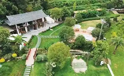 湘西小城爆红之后：一场教科书级的流量变现实验