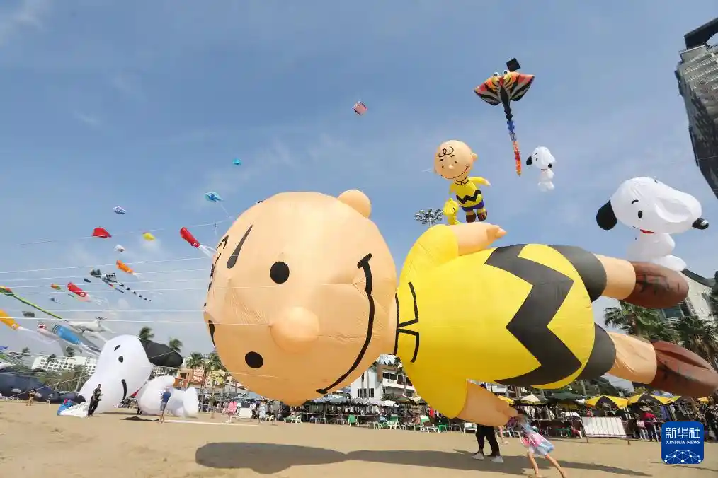 泰国芭堤雅海滩风筝节：五彩斑斓的天空盛宴