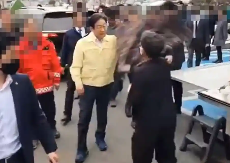 《李在明视察山火灾情时突遇男子挥衣示警：现场惊魂一刻》