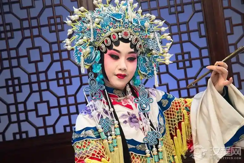 《贵妃醉酒》：京剧舞台上的一场华丽醉梦
