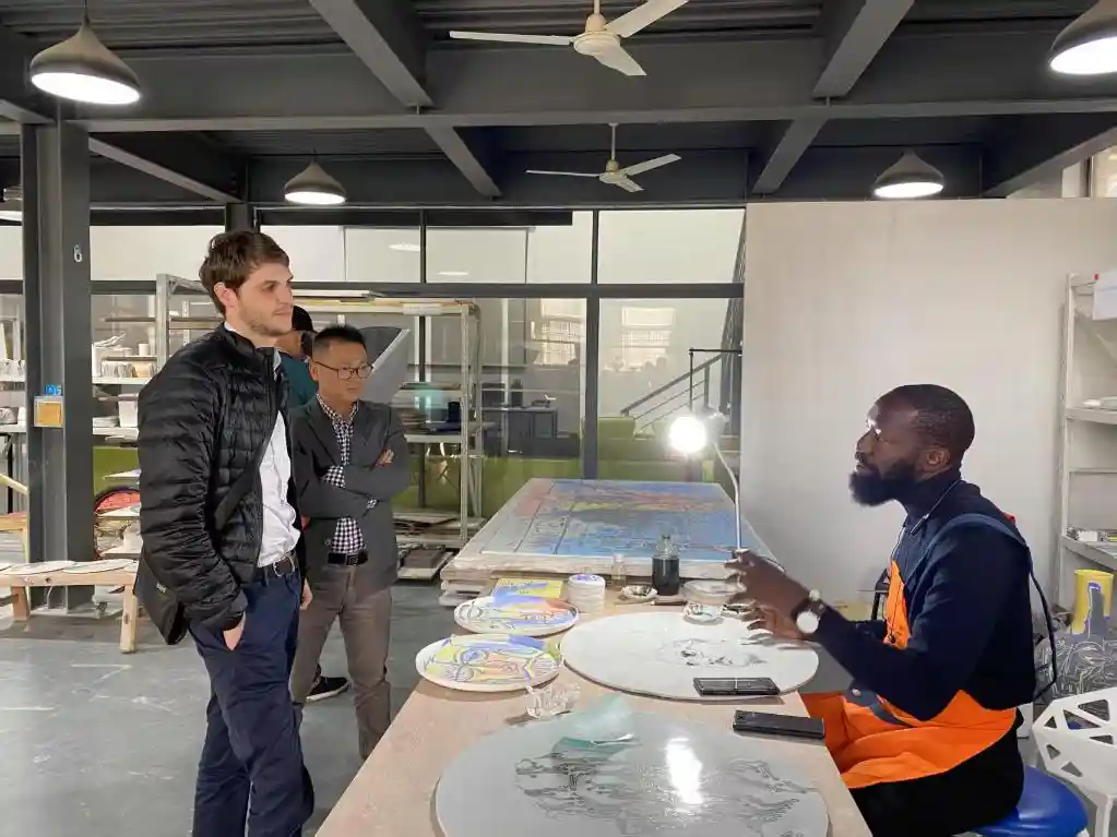 瓷都景德镇的非洲梦：千年窑火点燃异国候鸟的文创之旅