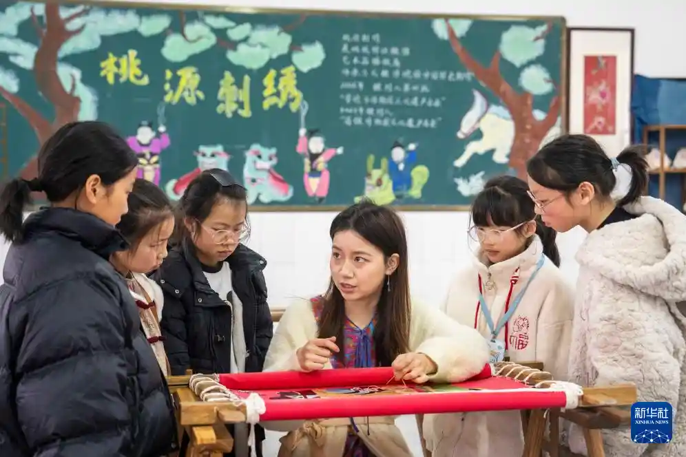 湖南常德：非遗刺绣走进校园，匠心传承绽放新光彩
