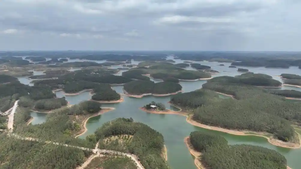 广西北海星岛湖：碧波荡漾绘仙境