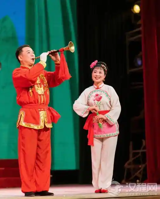 《红绸唢呐奏响东北二人转的时尚乐章》