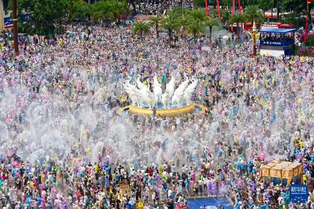 泼水节狂欢：水花四溅的快乐盛宴