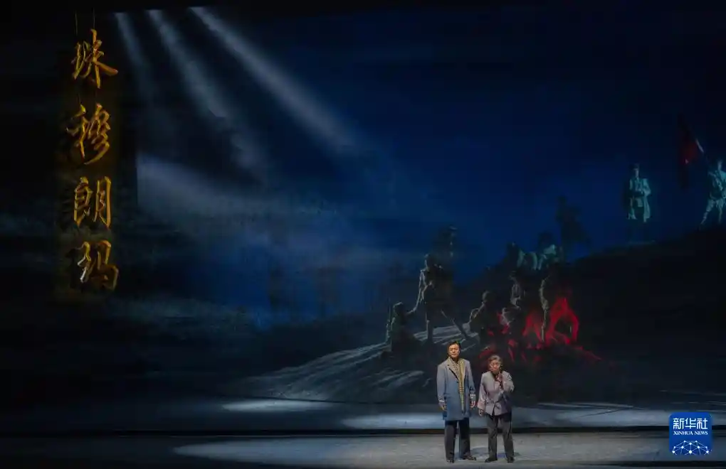 《珠穆朗玛》话剧在拉萨震撼首演：雪山之巅的深情对话