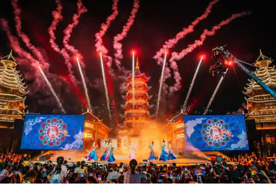 【五一趣方特：国风次元碰撞潮燃夜场，解锁狂欢新姿势】