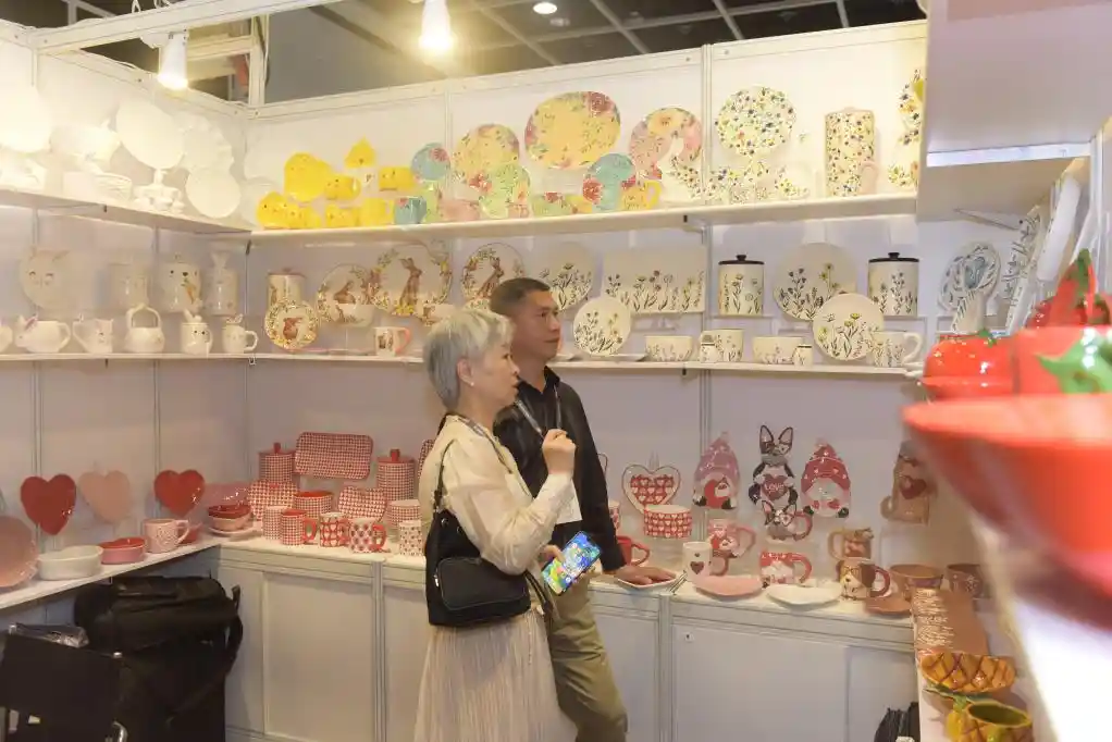 中国白·德化瓷璀璨香江：会展业奏响香港经贸发展新篇章