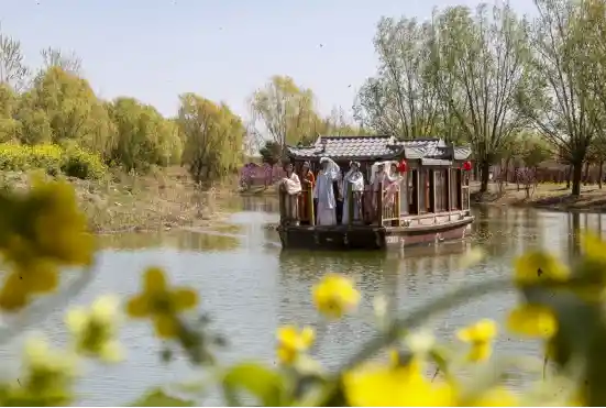 河南封丘：春日画舟游陈桥湿地美景如诗