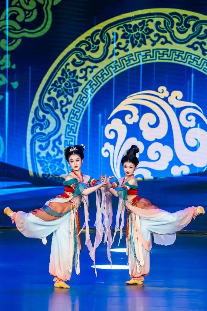 华裳华服绽放云端，华服周盛大登场！昆明华服韵典演出惊艳上演