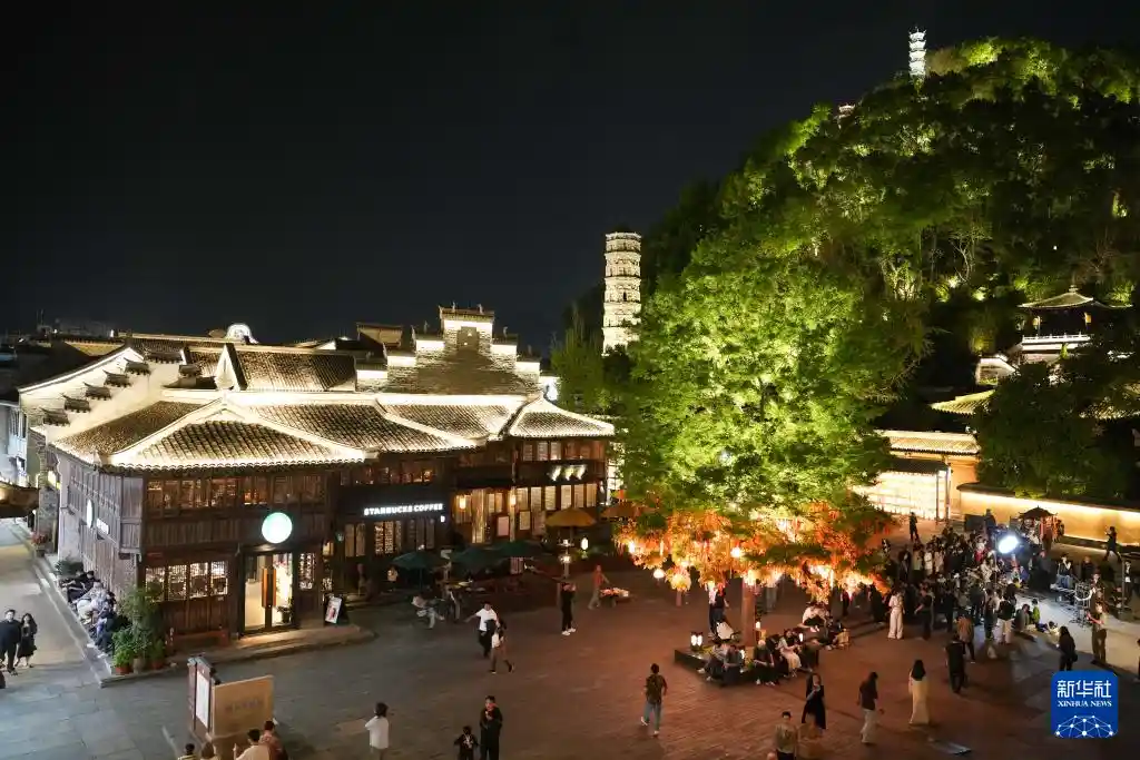 夜幕下的浙江临海：古城焕新迎八方来客