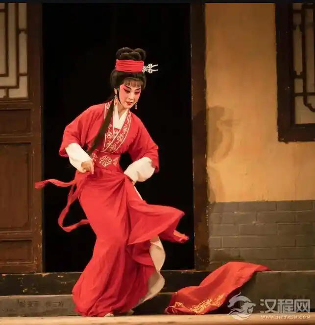 《嬉笑之间揭露荒诞：元杂剧的喜剧力量》