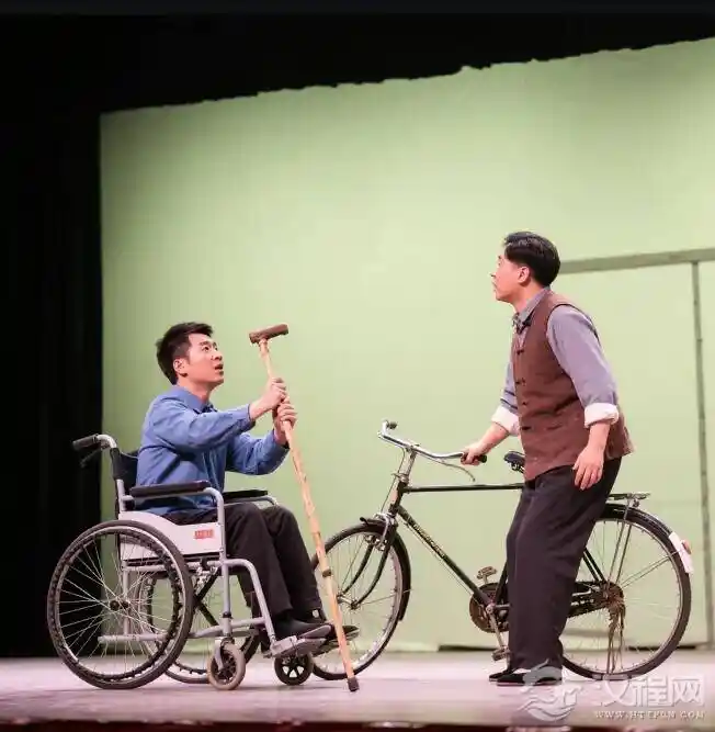 《卖拐》：一根拐杖映照百态人生