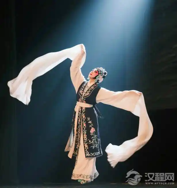 《梅派水袖功：古典艺术的符号美学与意境升华》