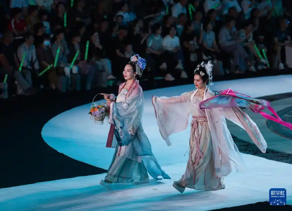 浙江寿昌古镇上演夜光音韵时装秀 点燃文旅消费新热潮
