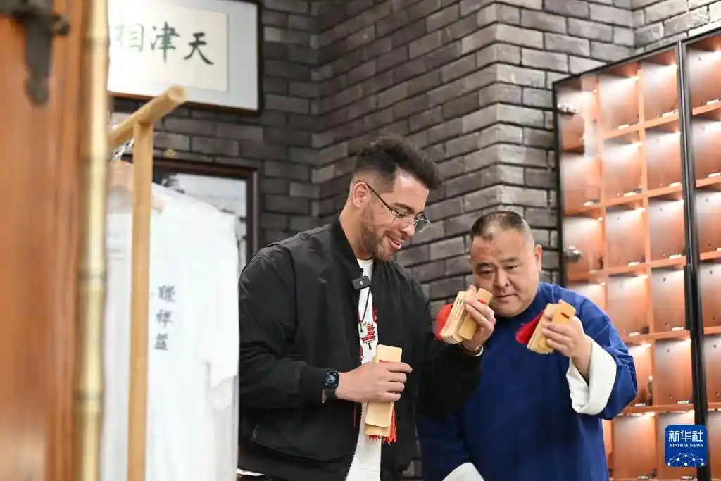 《中外喜剧碰撞：西语外教的相声奇缘》