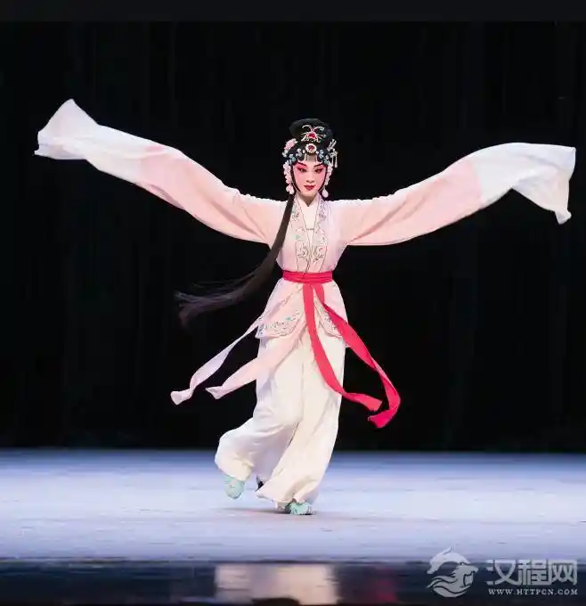 《三摔袖绝技揭秘：戏曲<失子惊疯>的震撼舞台密码》