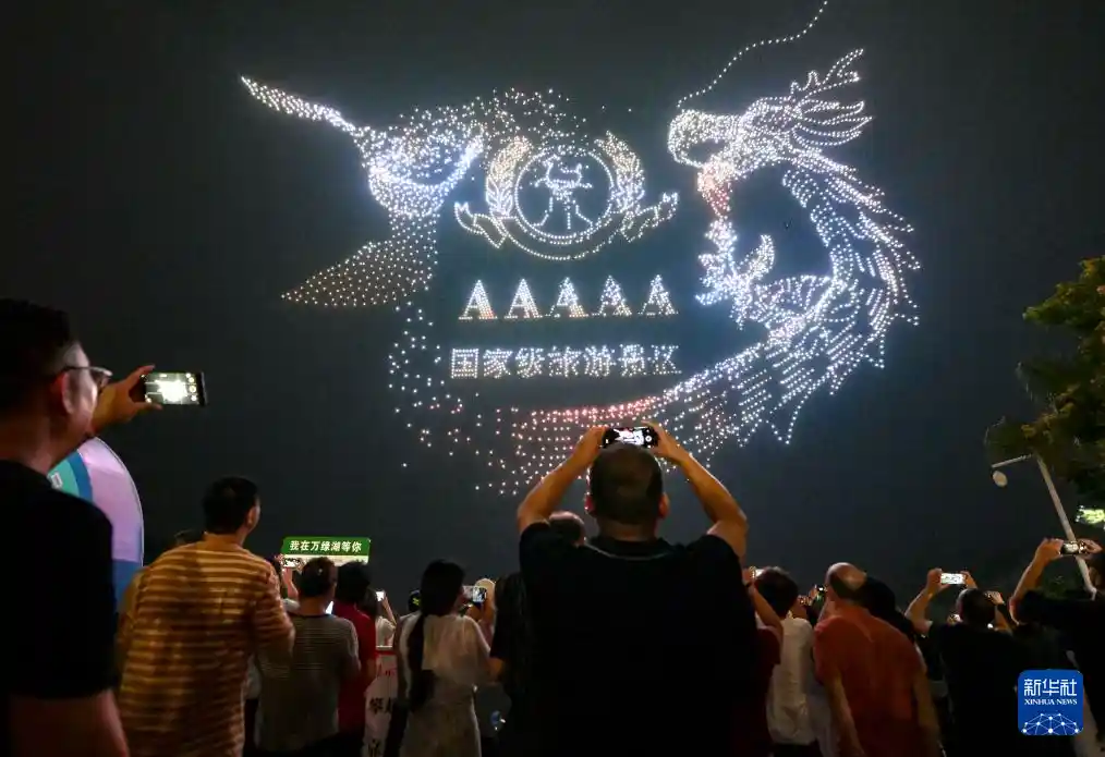 万架无人机点亮河源夜空，科技光影秀惊艳全城