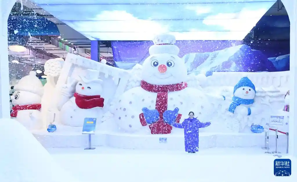 冰城夏日惊现极光雪景