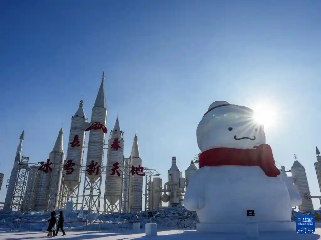 冰雕雪塑点亮北国春城冬日盛景