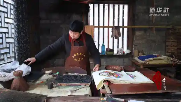 年画跃动迎马年 湖南隆回绘新春