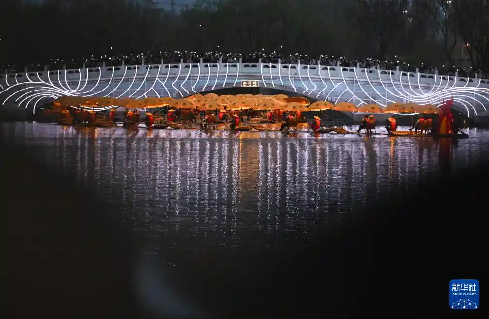 金龙舞春夜，亮马河上迎新春