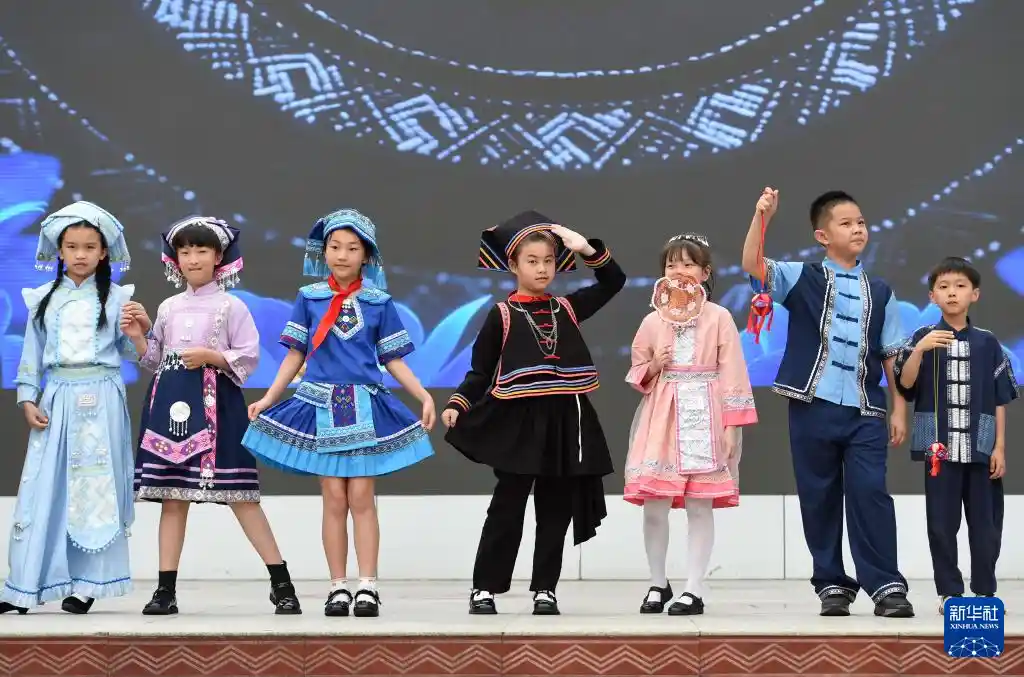 三月三邂逅校园 五彩斑斓迎民族节