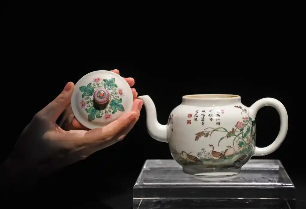 乾隆珐琅彩茶壶惊现苏富比 亚洲艺术周掀收藏狂潮