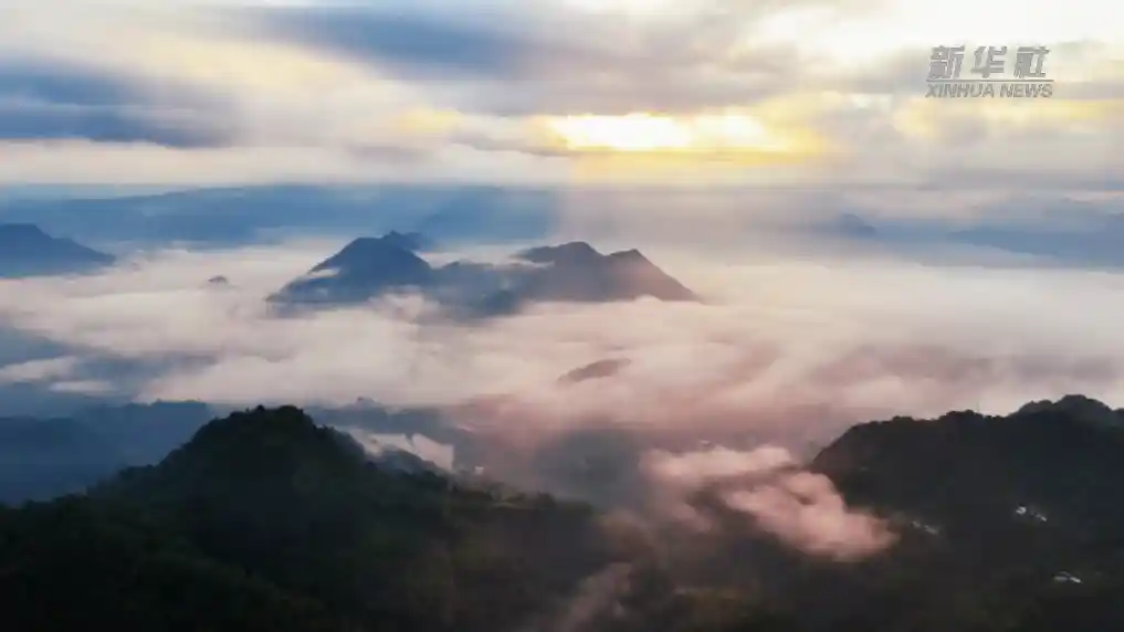 云海翻涌映盐津 日出惊艳山野间